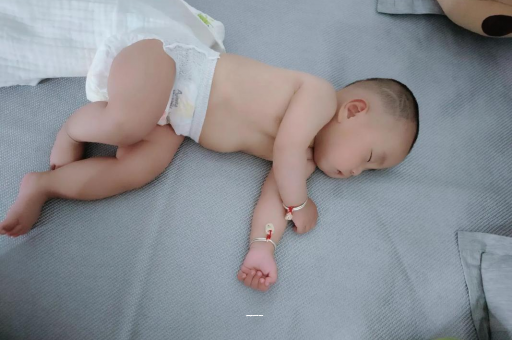 来宾孕妇肚子一跳一跳