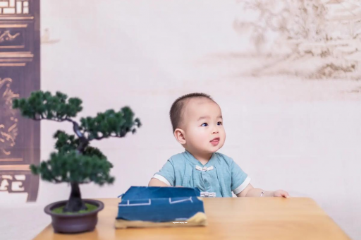 来宾宝宝半夜吐了怎么回事 来宾宝宝半夜吐了怎么回事